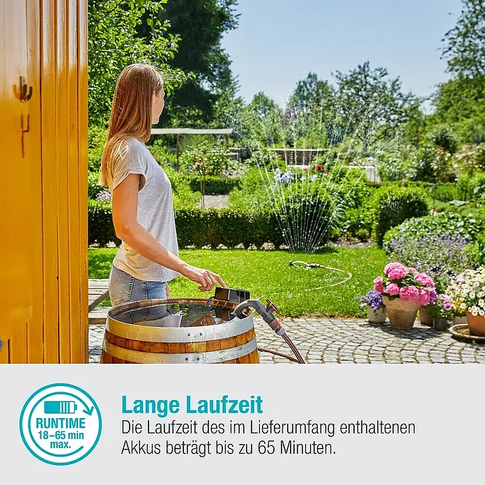 Gardena Power for All 18V Akku-Regenfasspumpe - 18 V, 1 Akku, Max. Fördermenge: 2.000 l/h - Eine Frau bedient eine Gardena Regenfasspumpe. Im Hintergrund bewässert ein Rasensprenger den Garten.