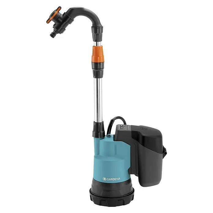 Gardena Power for All 18V Akku-Regenfasspumpe - 18 V, 1 Akku, Max. Fördermenge: 2.000 l/h - Abgebildet ist eine Gardena Schmutzwasser-Tauchpumpe mit schwarzem Abflussrohr und orangefarbenen Akzenten vor einem schwarzen Hintergrund.