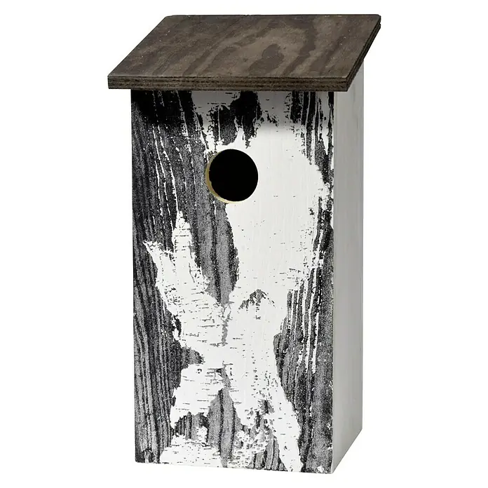 Dobar Nistkasten Betula pendula - L x B x H: 15,5 x 14,5 x 30 cm, Weiß, Holz - Nahaufnahme eines dekorativen Vogelhauses mit einem Loch in der Mitte der Vorderseite und einem überhängenden Dach.