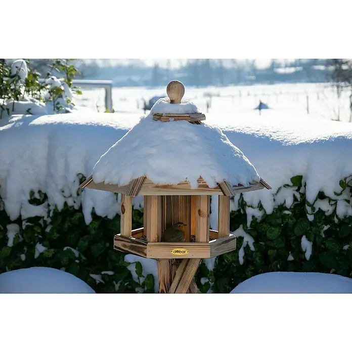 Dobar Vogelhaus Brillo - 45 x 45 x 47 cm, Holz, Braun - Ein hölzernes Vogelhaus mit Schnee bedeckt, in dem ein Rotkehlchen sitzt, mit dem "dobar"-Logo.