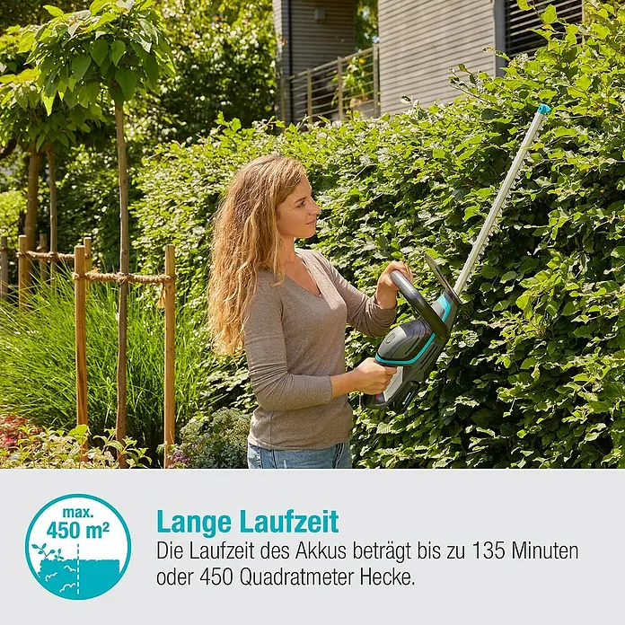 Gardena Power for All 18V Akku-Heckenschere ComfortCut 50 - 18 V, Li-Ionen, Ohne Akku, Schwertlänge: 50 cm - Eine Frau schneidet eine Hecke mit einer Gardena Akku-Teleskop Heckenschere, die bis zu 135 Minuten Laufzeit bietet.