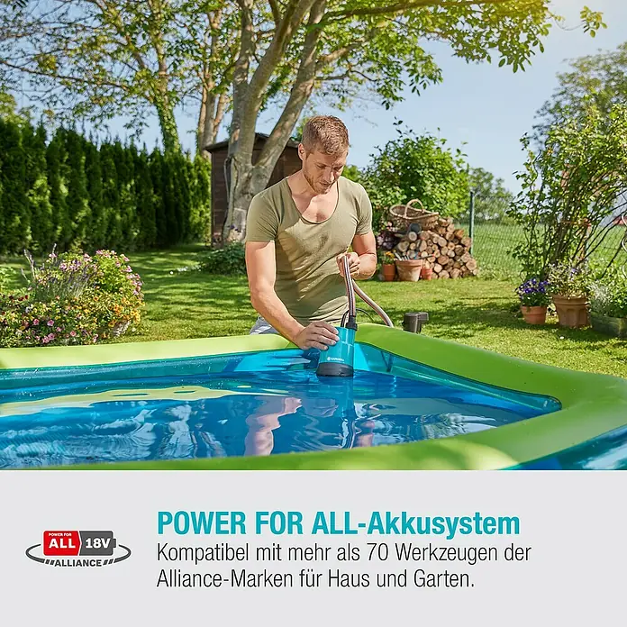 Gardena Power for All 18V Akku-Klarwasserpumpe - 18 V, 1 Akku, Max. Fördermenge: 2.000 l/h - Der Mann entleert einen Pool mit der GARDENA Akku-Klarwasser-Tauchpumpe 2000/2 18V P4A – effizient und kabellos.