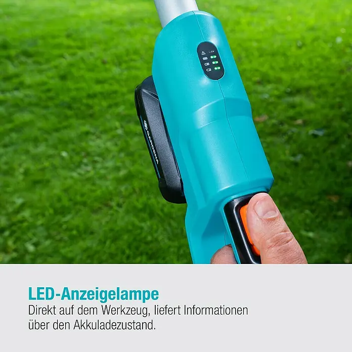 Gardena Power for All 18V Akku-Hochentaster - 18 V, Ohne Akku, Schwertlänge: 20 cm - Nahaufnahme eines Gardena-Trimmers mit LED-Anzeige für den Akkuladestand, der Komfort und Funktionalität vereint.