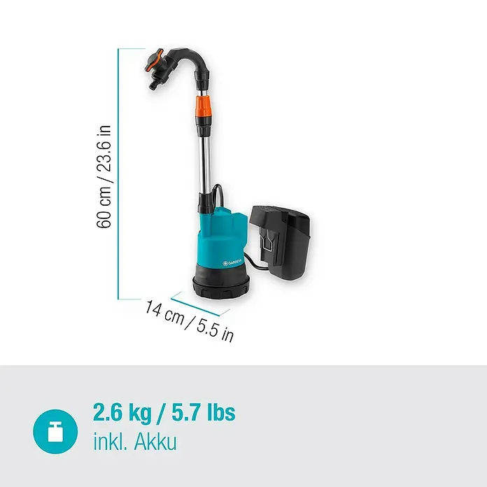 Gardena Power for All 18V Akku-Regenfasspumpe - 18 V, 1 Akku, Max. Fördermenge: 2.000 l/h - Das Bild zeigt eine GARDENA Akku-Tauchpumpe mit den Maßen 60 cm Höhe und 14 cm Breite, Gewicht 2.6 kg inklusive Akku, ideal für den mobilen Einsatz.