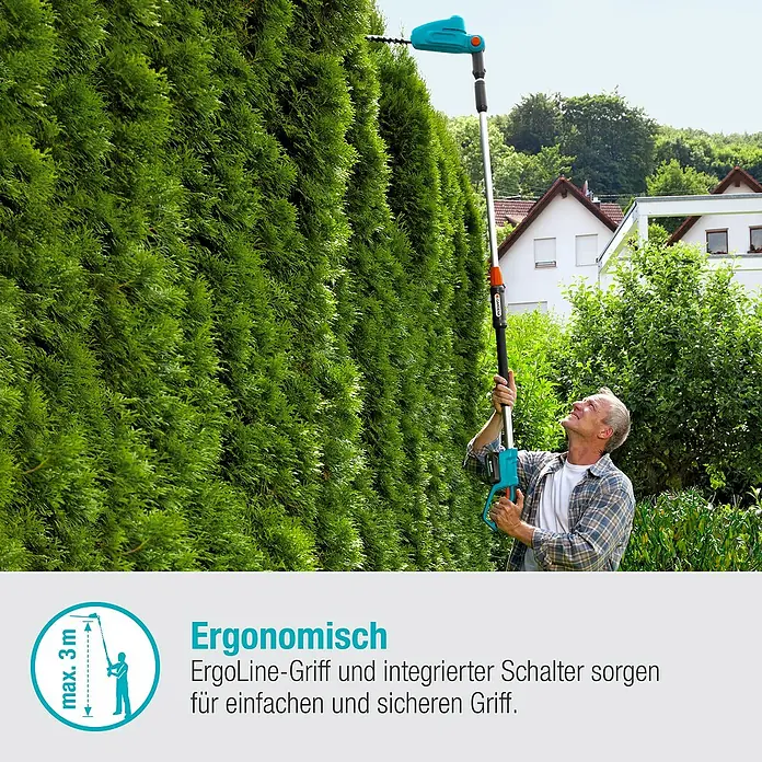 Gardena Power for All 18V Teleskop-Heckenschere - 18 V, 1 Akku, Schwertlänge: 42 cm - Ein Mann schneidet mit einer GARDENA Akku-Teleskop-Heckenschere eine hohe Hecke. Das Gerät hat einen ergonomischen Griff für einfachen und sicheren Halt.