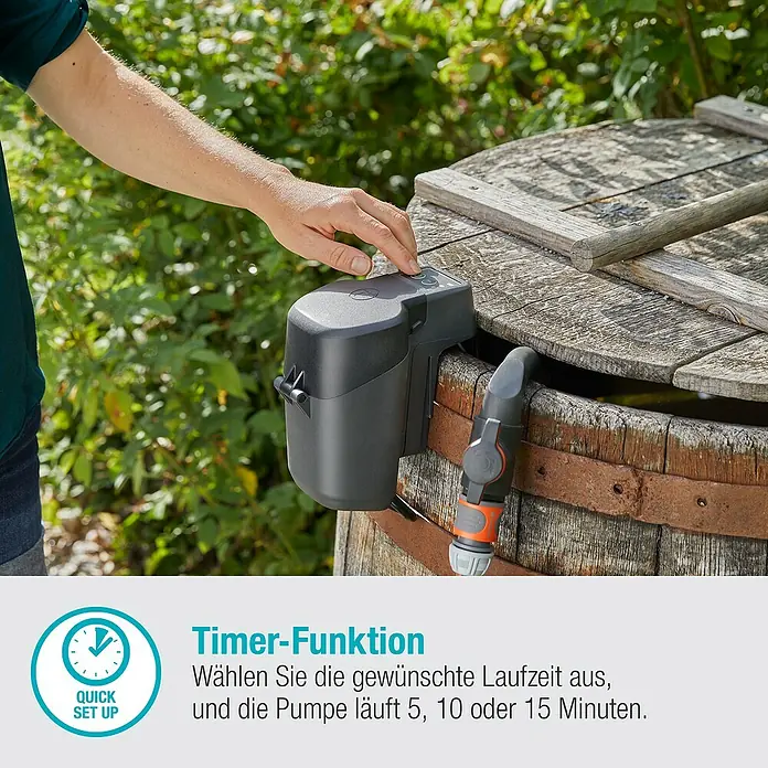 Gardena Power for All 18V Akku-Regenfasspumpe - 18 V, 1 Akku, Max. Fördermenge: 2.000 l/h - Nahaufnahme einer Person, die die Timer-Funktion einer Gardena Regenfasspumpe bedient.