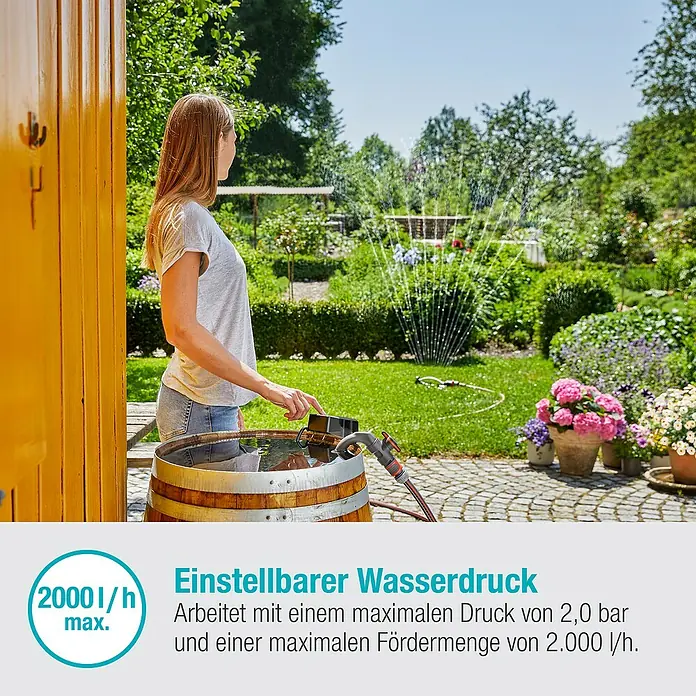Gardena Power for All 18V Akku-Regenfasspumpe - 18 V, 1 Akku, Max. Fördermenge: 2.000 l/h - Frau bedient Gardena-Wasserpumpe am Fass. Einstellbarer Wasserdruck für bis zu 2.000 l/h.