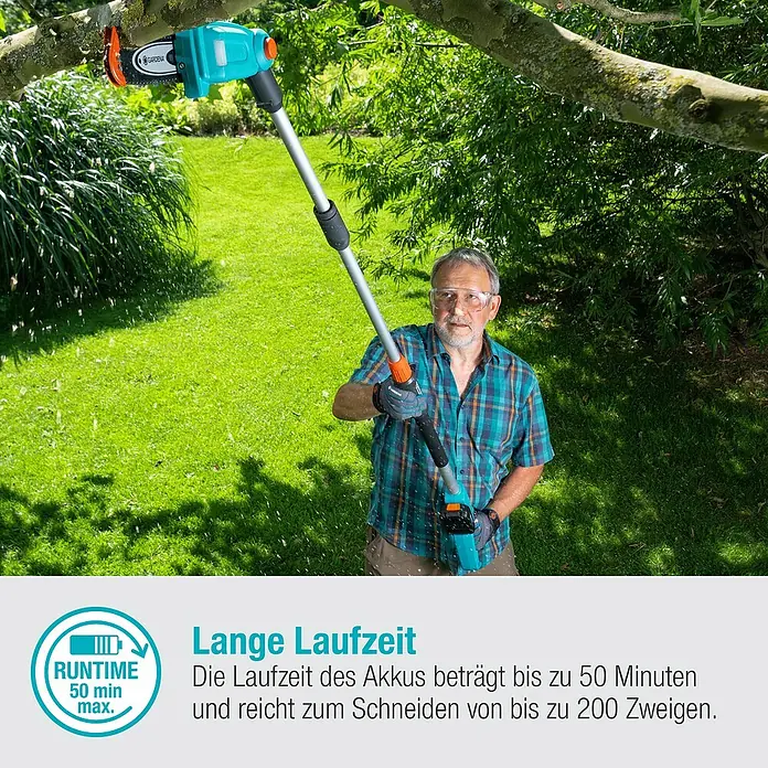 Gardena Power for All 18V Akku-Hochentaster - 18 V, Ohne Akku, Schwertlänge: 20 cm - Mann benutzt eine Gardena Akku-Hochentaster, um Äste zu schneiden. Der Hochentaster hat eine lange Akkulaufzeit von bis zu 50 Minuten.