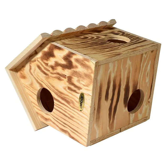 Dobar Eichhörnchenkobel - L x B x H: 26 x 26 x 29 cm, Ausstattung: 3 Eingänge - Dieses Bild zeigt ein hölzernes Vogelhaus mit drei Löchern und einem überdachten Dach auf einem schwarzen Hintergrund.