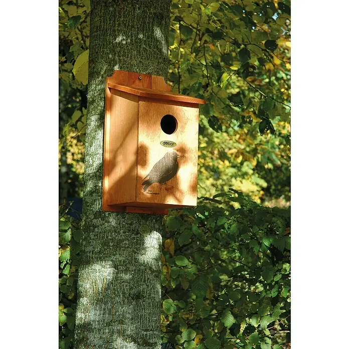 Dobar Nistkasten - L x B x H: 19 x 20 x 38 cm, Braun, Holz - Ein Holzvogelhaus mit rundem Einflugloch und Vogelmotiv ist an einem Baum befestigt, umgeben von Blättern.