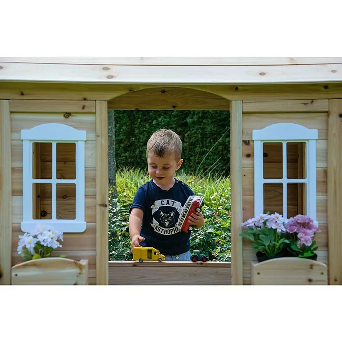 Dobar Spielhaus - L x B x H: 107 x 92 x 144,5 cm, Holz, Natur - Ein Kind spielt in einem Holzspielhaus mit Spielzeugautos, darunter ein gelber Lieferwagen und ein roter Bus, während es durch das Fenster schaut.