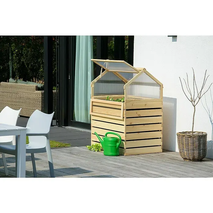 Dobar Hochbeet Hathi - L x B x H: 100 x 70 x 130 cm, Holz, Natur - Dieses Bild zeigt ein Hochbeet aus Holz mit transparentem Dach, ideal für den Garten oder die Terrasse. Eine grüne Gießkanne steht daneben.