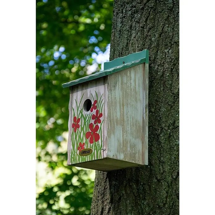 Dobar Nistkasten - 15 x 14,5 x 28 cm, Blau/Grün, Holz - Dekoratives Vogelhaus am Baum befestigt, mit Blumenmuster und grünem Dach, bietet einen sicheren Nistplatz für Vögel.
