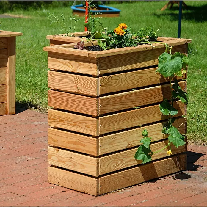 Dobar Hochbeet - 78 x 78 x 73 cm, Holz, Natur - Ein rustikaler, hölzerner Pflanzkasten mit üppigen Pflanzen auf einer gepflasterten Fläche, ideal für Gartenliebhaber, die natürliche Elemente schätzen.