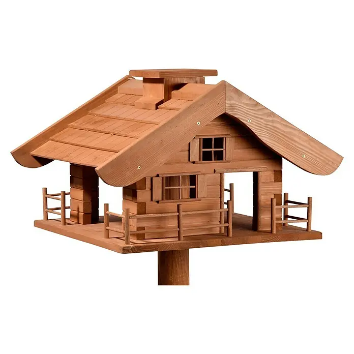 Dobar Vogelfutterhaus Almhütte - L x B x H: 66 x 66 x 136,5 cm, Braun, Holz - Detailaufnahme eines aus Holz gefertigten Vogelhauses im Chalet-Stil, das auf einem Pfosten steht. Die Verarbeitung ist rustikal und detailreich.