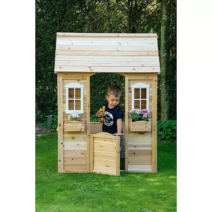 Dobar Spielhaus - L x B x H: 107 x 92 x 144,5 cm, Holz, Natur - Kind spielt in einem Spielhaus aus Naturholz mit Fenstern und Blumenkästen.