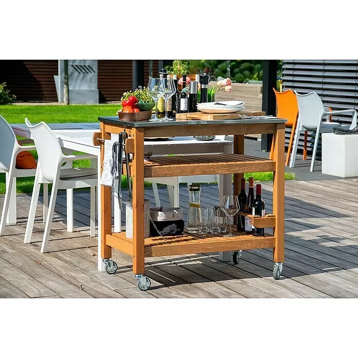 Dobar Beistellwagen - L x B x H: 94 x 58 x 90 cm, Braun - Hölzerner Servierwagen mit Metallplatte und Rollen, beladen mit Getränken, Geschirr und Gemüse für den Außenbereich.