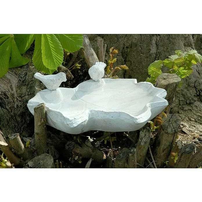 Dobar Vogeltränke Blatt-Paradies - Weiß, Keramik, L x B x H: 31 x 29,5 x 5,5 cm - Weiße Vogeltränke mit zwei dekorativen Vögeln, auf Baumstümpfen platziert, umgeben von Grün, ein friedlicher Ort für Vögel.