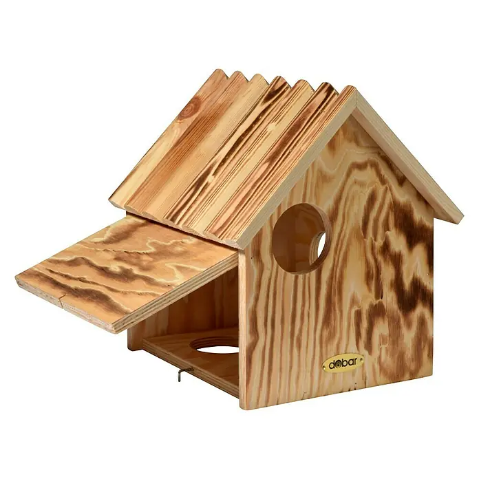 Dobar Eichhörnchenkobel - L x B x H: 26 x 26 x 29 cm, Ausstattung: 3 Eingänge - Ein detailreiches Bild eines hölzernen Vogelhauses, das traditionelle Handwerkskunst und rustikalen Charme vereint.