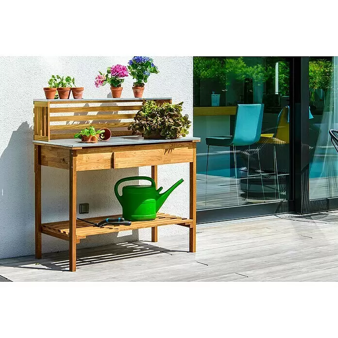 Dobar Pflanztisch Eiche - L x B x H: 117 x 62 x 124 cm - Hölzerner Pflanztisch mit Metallarbeitsplatte, Regalböden und Schublade, mit Topfpflanzen und Gartengeräten.