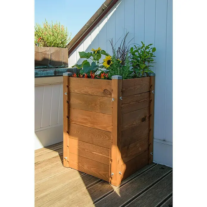 Dobar Komposter und Hochbeet 3-in-1 - 180 l, 64,5 x 64,5 x 75,5 cm - Holzpflanzgefäß mit bunten Blumen. Das Pflanzgefäß steht auf einer Terrasse und ist mit Sonnenblumen und anderen Pflanzen bepflanzt.