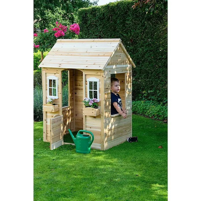 Dobar Spielhaus - L x B x H: 107 x 92 x 144,5 cm, Holz, Natur - Ein Kind spielt im Garten in einem hellen Holzspielhaus mit Fenstern und Blumenkästen, umgeben von Grün.