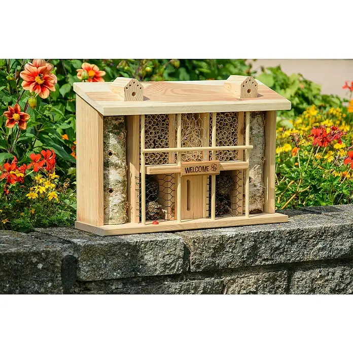 Dobar Insektenhotel Alabama - 44 x 13,5 x 30 cm, Kiefer, Natur - Nistkasten für Insekten im Garten, umgeben von Blumen. Ideal als Unterschlupf und zur Förderung der Artenvielfalt.
