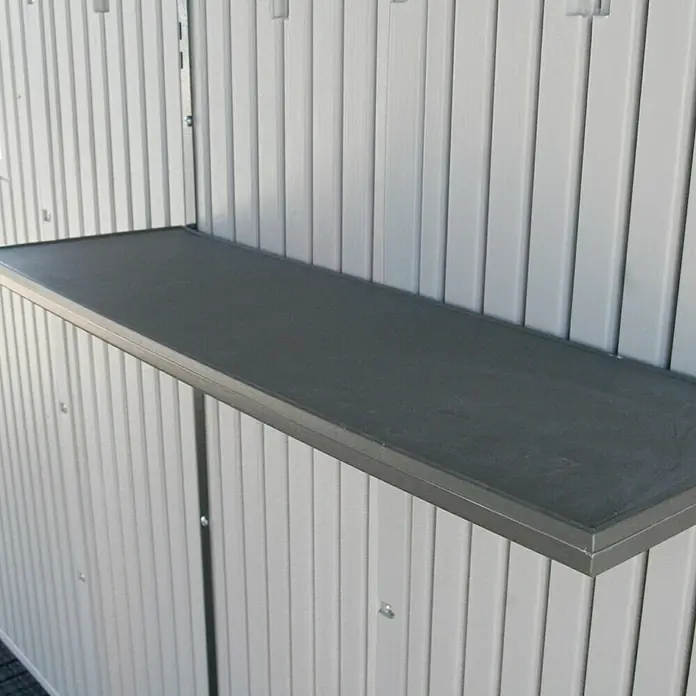 Lifetime Gerätehaus Starlet - 215 cm, 140 cm, Kunststoff, Anthrazit/Grau - Innenansicht eines Gartenhauses mit einem grauen Regalbrett, das an der Wand befestigt ist und zusätzlichen Stauraum bietet.