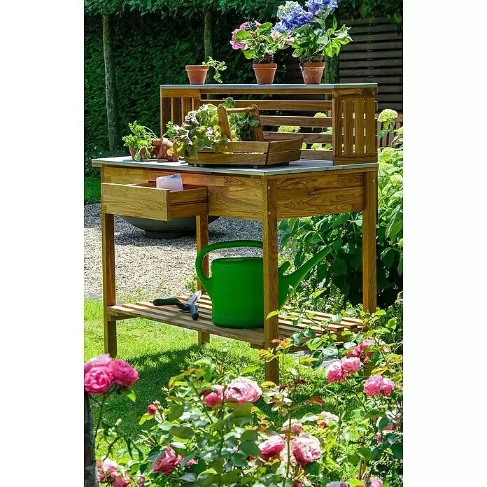 Dobar Pflanztisch Eiche - L x B x H: 117 x 62 x 124 cm - Pflanztisch aus Holz mit Pflanzen, Gießkanne und Werkzeugen in einem Garten. Mit Metallarbeitsplatte und Ablageflächen.