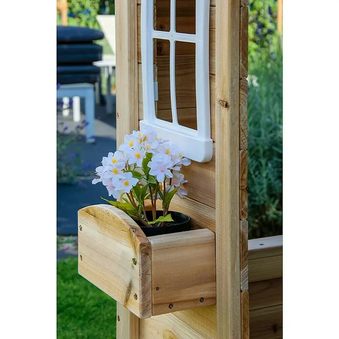 Dobar Spielhaus - L x B x H: 107 x 92 x 144,5 cm, Holz, Natur - Nahaufnahme eines Holz-Blumenkastens mit weißen Blumen, der an einem Holzhaus unter einem weißen Fenster befestigt ist.