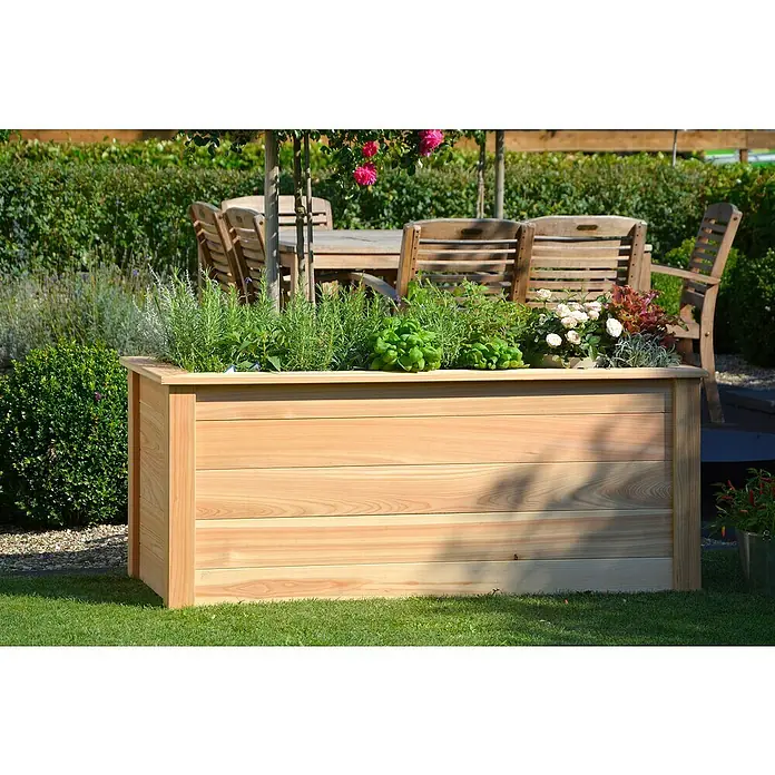 Dobar Hochbeet - 150 x 60 x 65 cm, Holz, Natur - Nahaufnahme eines hölzernen Pflanzgefäßes mit verschiedenen Pflanzen in einem Garten, der ein rustikales und natürliches Element hinzufügt.