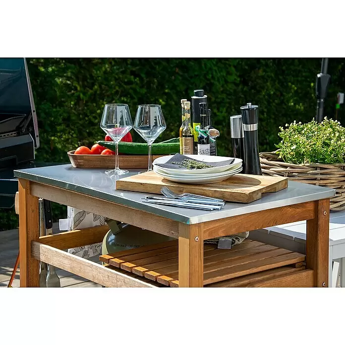 Dobar Beistellwagen - L x B x H: 94 x 58 x 90 cm, Braun - Hölzerner Outdoor-Küchenwagen mit Edelstahlplatte, für Grillen vorbereitet. Zeigt Geschirr, Getränke und Zutaten, mit Ablageflächen darunter.