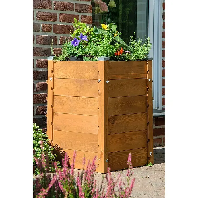 Dobar Komposter und Hochbeet 3-in-1 - 180 l, 64,5 x 64,5 x 75,5 cm - Ein erhöhter Pflanzkasten aus Holz mit bunten Blumen steht auf einer Terrasse vor einer Hauswand. Die Bauweise ist stabil und dekorativ.