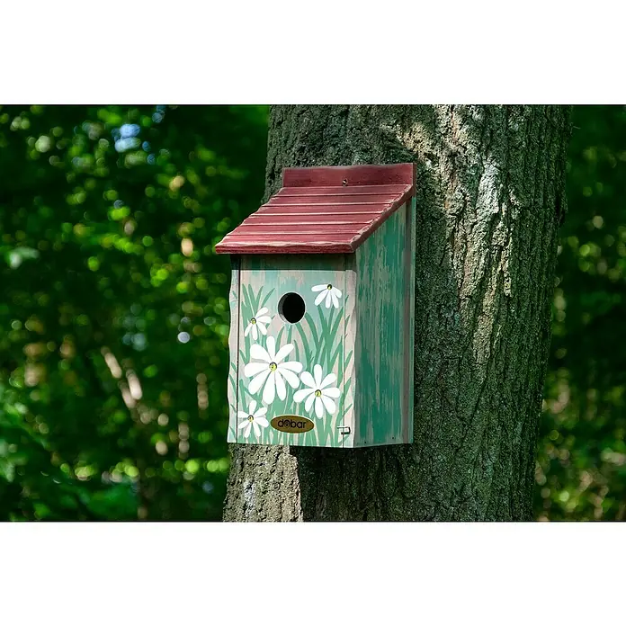 Dobar Nistkasten - 15 x 14,5 x 28 cm, Holz, Rot/Blau/Grün - Ein bezauberndes Vogelhaus mit Gänseblümchen-Design, befestigt an einem Baumstamm, bietet eine sichere und dekorative Unterkunft für gefiederte Freunde.