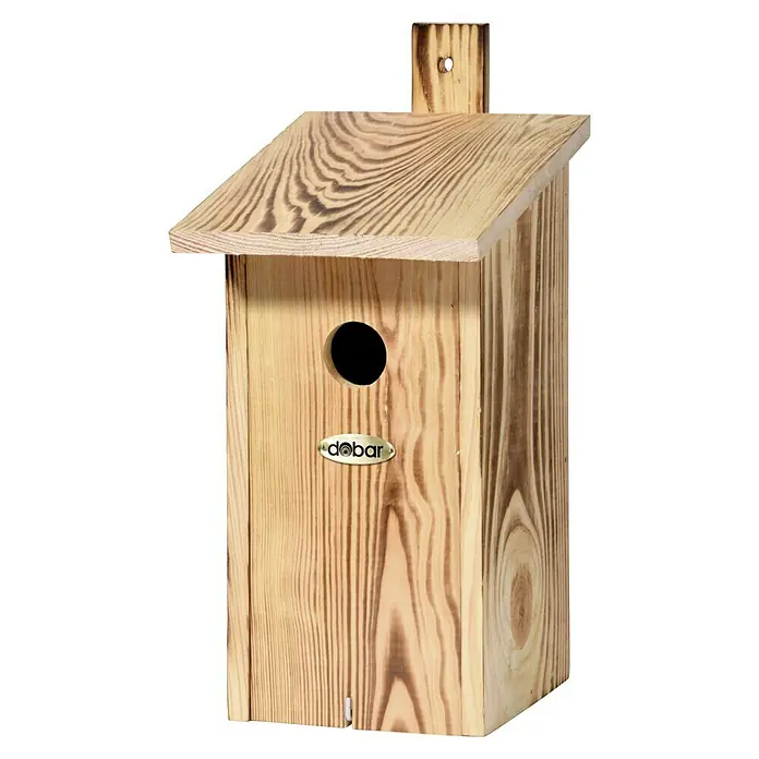Dobar Nistkasten - 15,5 x 19 x 33 cm, Holz, Braun - Ein detailreiches Bild eines hölzernen Nistkastens mit einem runden Eingangsloch und einem „dobar“-Logo, das die natürliche Holzmaserung hervorhebt.
