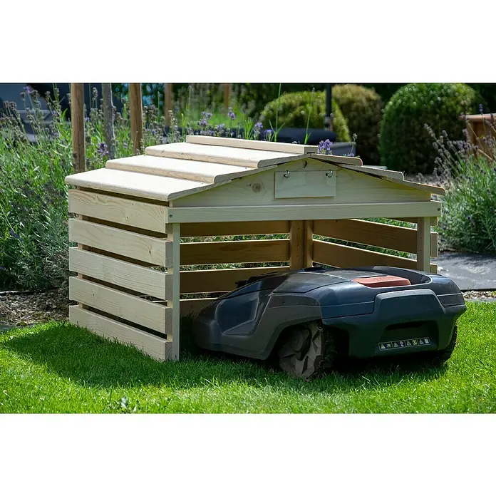 Dobar Mähroboter-GarageL x B x H: 78,5 x 74 x 52,5 cm, Natur - Ein Rasenmähroboter parkt unter einem Holzunterstand mit Lattenwänden und Giebeldach, der ihn vor Witterungseinflüssen schützt.