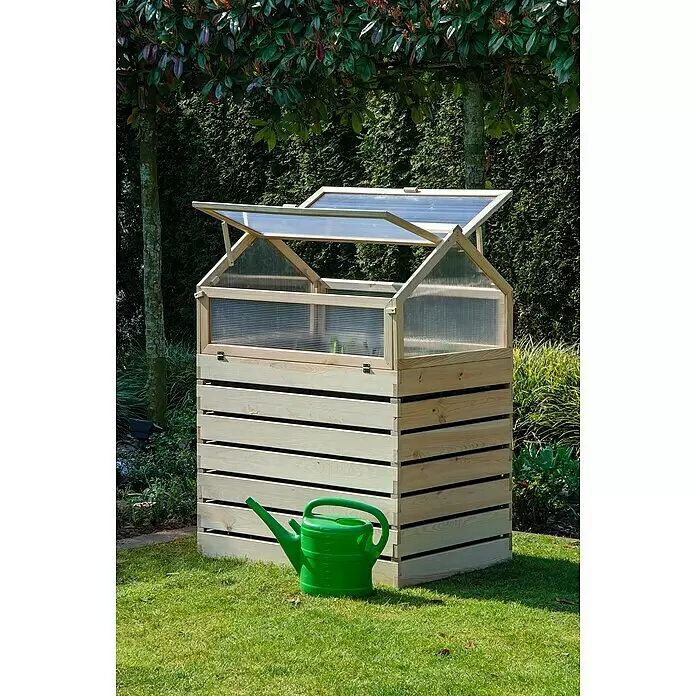 Dobar Hochbeet Hathi - L x B x H: 100 x 70 x 130 cm, Holz, Natur - Ein helles Hochbeet aus Holz mit transparentem Klappdeckel steht in einem Garten. Daneben steht eine grüne Gießkanne.