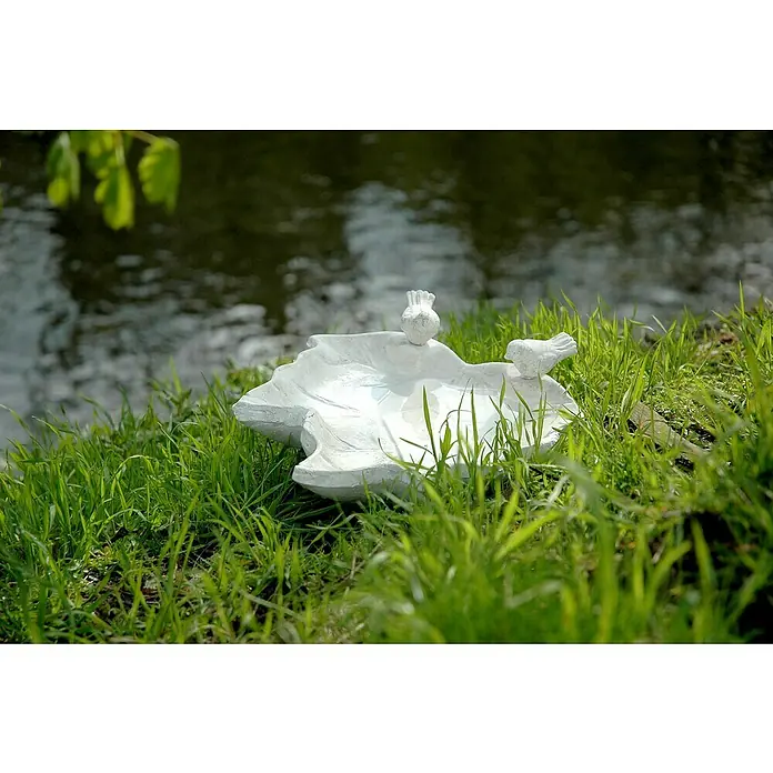 Dobar Vogeltränke Blatt-Paradies - Weiß, Keramik, L x B x H: 31 x 29,5 x 5,5 cm - Dekorative Vogeltränke in Blattform mit zwei kleinen Vogelornamenten im Grünen, ideal für Gartenliebhaber und Vogelfreunde.