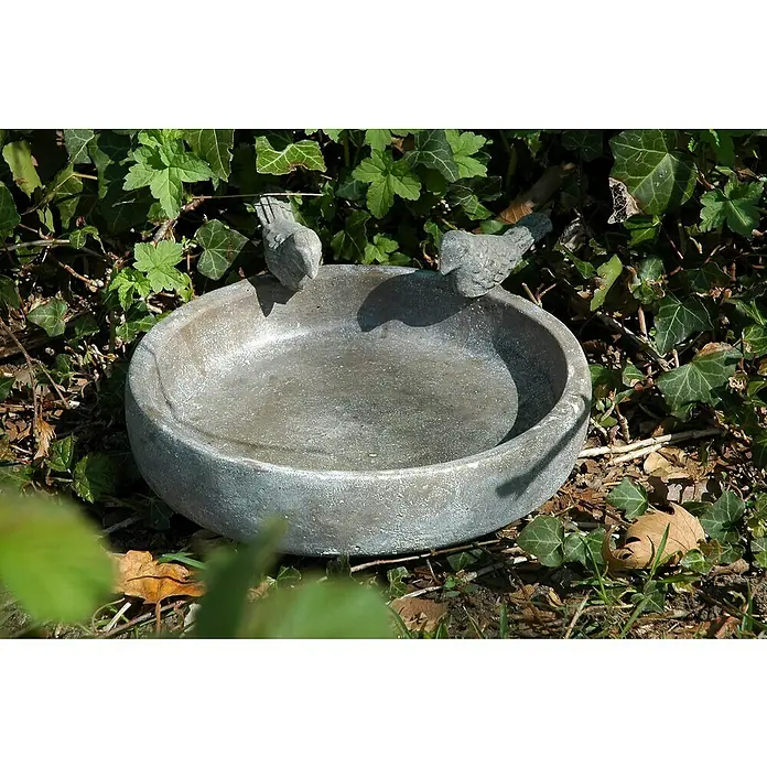 Dobar Vogeltränke Pool-Oase - Grau, Ø x H: 24,5 x 5,5 cm, Keramik - Ein graues Vogelbad mit zwei Vogelverzierungen am Rand, eingebettet in üppiges Grün. Ideal für Gartenliebhaber und Vogelfreunde.