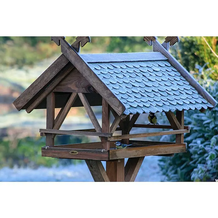 Dobar Vogelfutterhaus Westfalen - 78 x 62 x 148 cm, Grün/Braun, Holz - Nahaufnahme eines hölzernen Vogelfutterhauses mit zwei kleinen Vögeln und einem mit Schindeln gedeckten Dach.