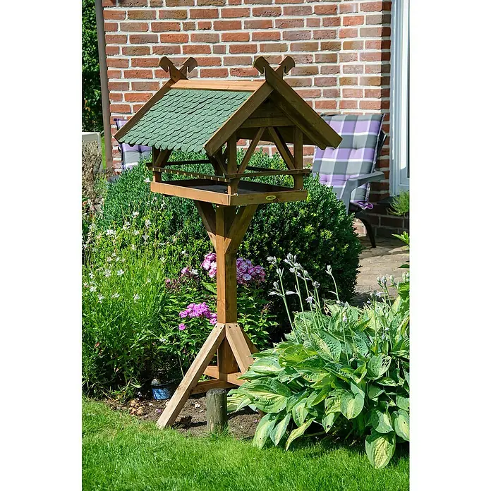 Dobar Vogelfutterhaus Westfalen - 78 x 62 x 148 cm, Grün/Braun, Holz - Holzvogelhaus mit grünem Dach und stabilem Ständer, umgeben von üppigem Grün. Ideal für jeden Garten, um Vögel anzulocken.