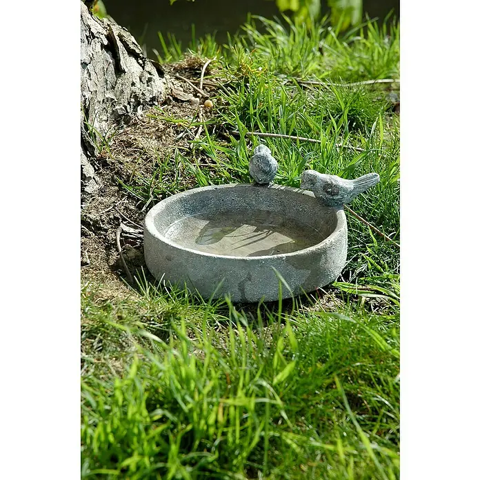 Dobar Vogeltränke Pool-Oase - Grau, Ø x H: 18 x 4,5 cm, Keramik - Nahaufnahme einer grauen Vogeltränke mit zwei Vogelstatuen in einem Garten, umgeben von grünem Gras.