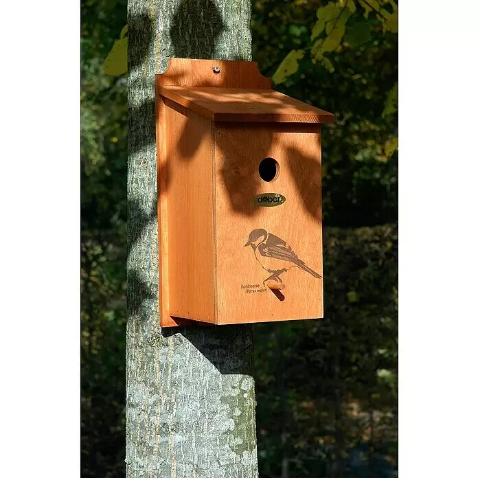 Dobar Nistkasten - L x B x H: 17 x 18 x 35 cm, Braun, Holz - Rotbrauner hölzerner Nistkasten mit rundem Einflugloch und Vogelillustration, an einem Baumstamm befestigt.