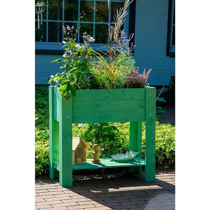 Dobar Hochbeet - L x B x H: 80,3 x 40 x 78,4 cm, Holz, Mintgrün - Grüner Pflanzkasten mit Pflanzen und Dekorationen auf einer Terrasse. Der Kasten steht auf einem Untergestell mit Ablagefläche.