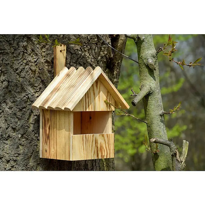 Dobar Nistkasten - 22,5 x 19,5 x 33 cm, Braun, Holz - Hölzernes Vogelhaus mit Giebeldach an einem Baum befestigt, das eine einladende Struktur für Wildtiere bietet.