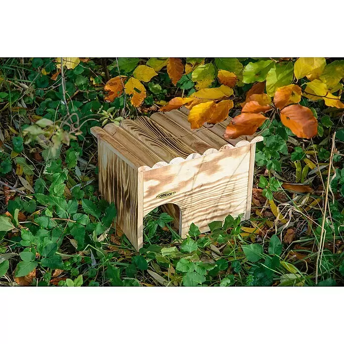 Dobar Igelhaus - 30,5 x 26,5 x 24 cm, Holz, Braun - Dobar Tierhaus aus Holz mit Lamellendach und Eingangsöffnung, eingebettet in grünes Laub und Herbstblätter.
