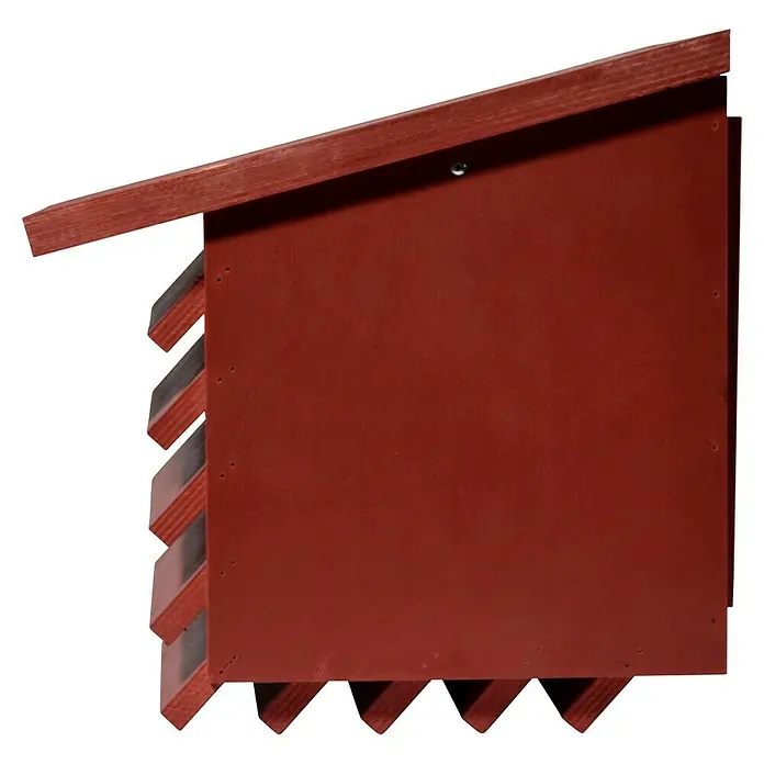 Dobar Insektenhotel für Florfliegen - 27 x 29 x 30 cm, Holz, Rot - Nahaufnahme eines rot gebeizten Fledermauskastens mit geneigtem Dach und horizontalen Lamellen.