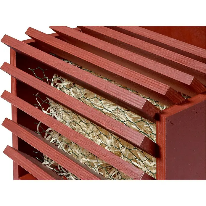 Dobar Insektenhotel für Florfliegen - 27 x 29 x 30 cm, Holz, Rot - Nahaufnahme einer roten Holzkiste mit Füllmaterial und Gittereinsatz, ideal für Geschenkverpackungen oder Dekorationen.