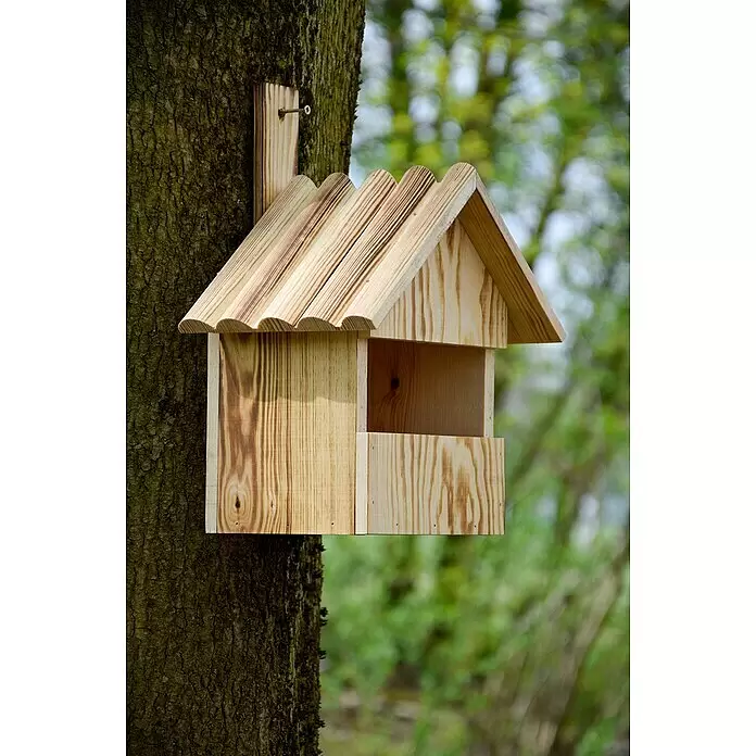 Dobar Nistkasten - 22,5 x 19,5 x 33 cm, Braun, Holz - Helles Vogelhaus aus Holz mit geriffeltem Dach, an einem Baum befestigt.
