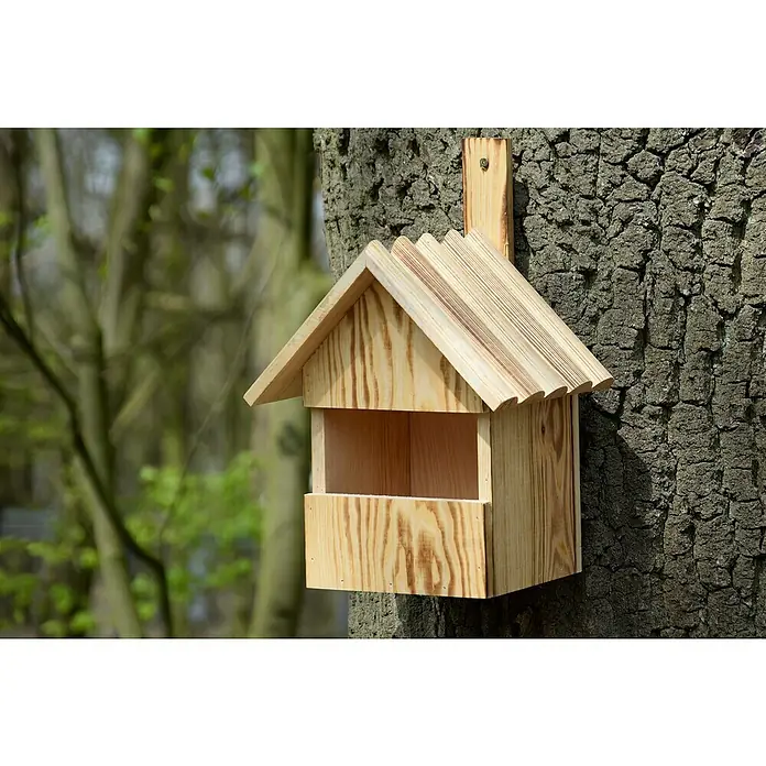 Dobar Nistkasten - 22,5 x 19,5 x 33 cm, Braun, Holz - Nahaufnahme eines hölzernen Vogelhauses mit offenem Eingang, das an einem Baum befestigt ist, mit grünem Laub im Hintergrund.